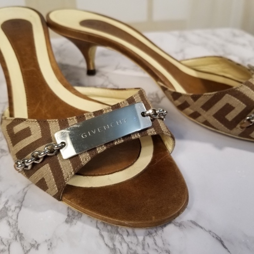 Givenchy vintage kitten heel